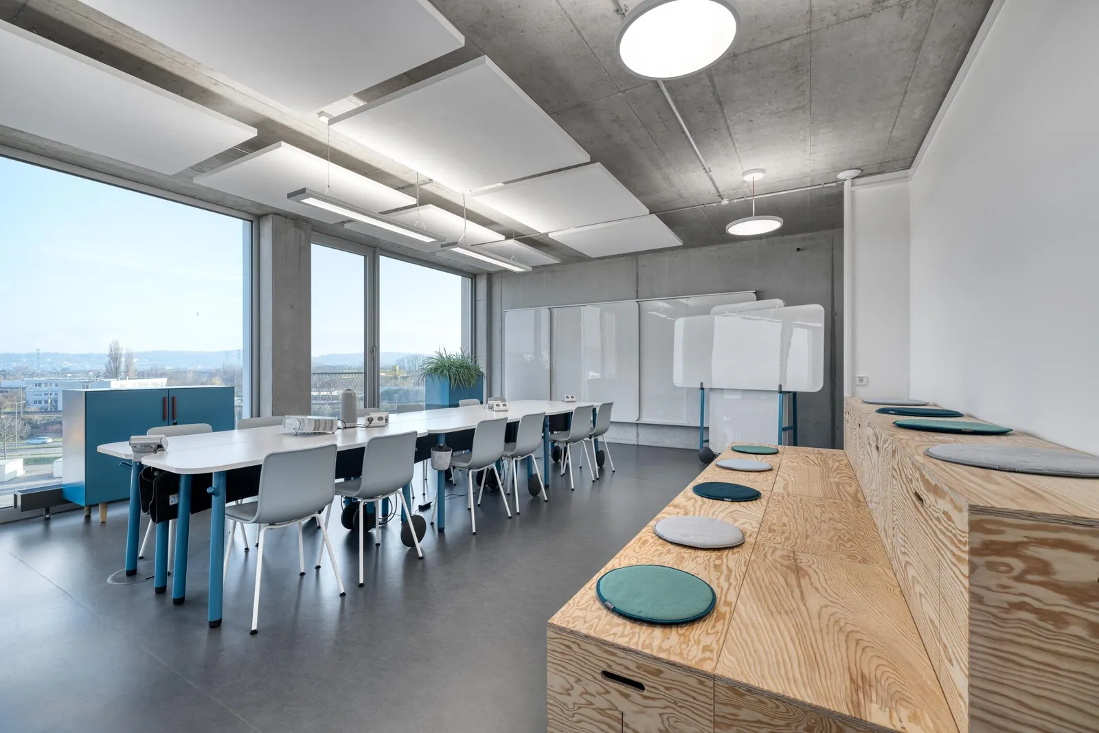 Flexible workstations in the workshop space