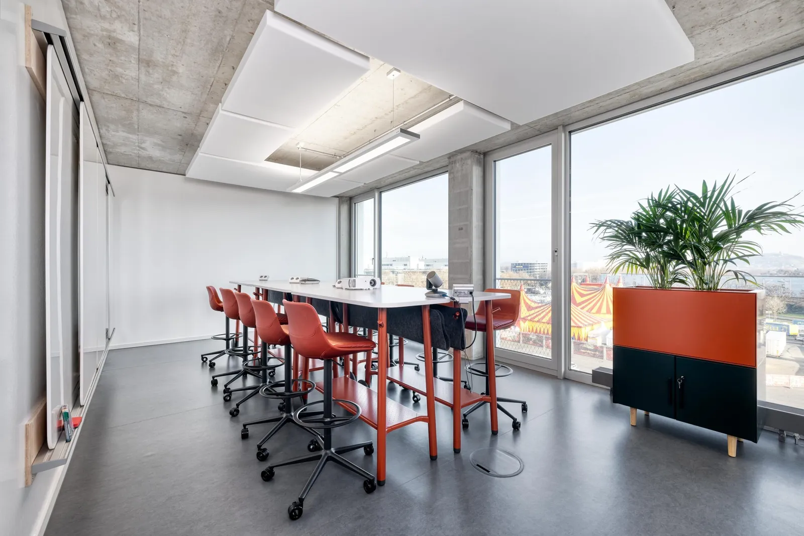 Highwork room with agile furniture