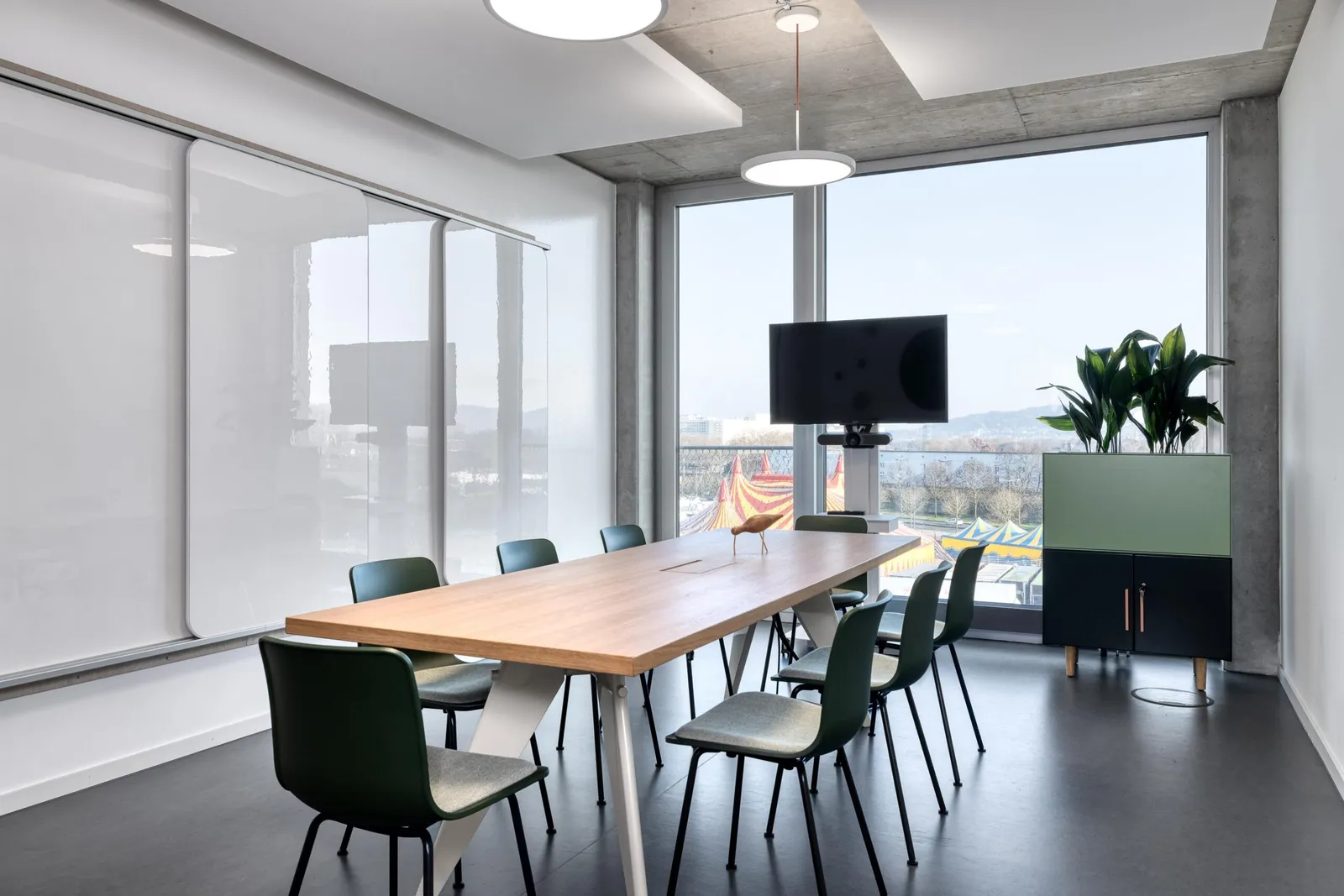 Workshop room with flexible furniture