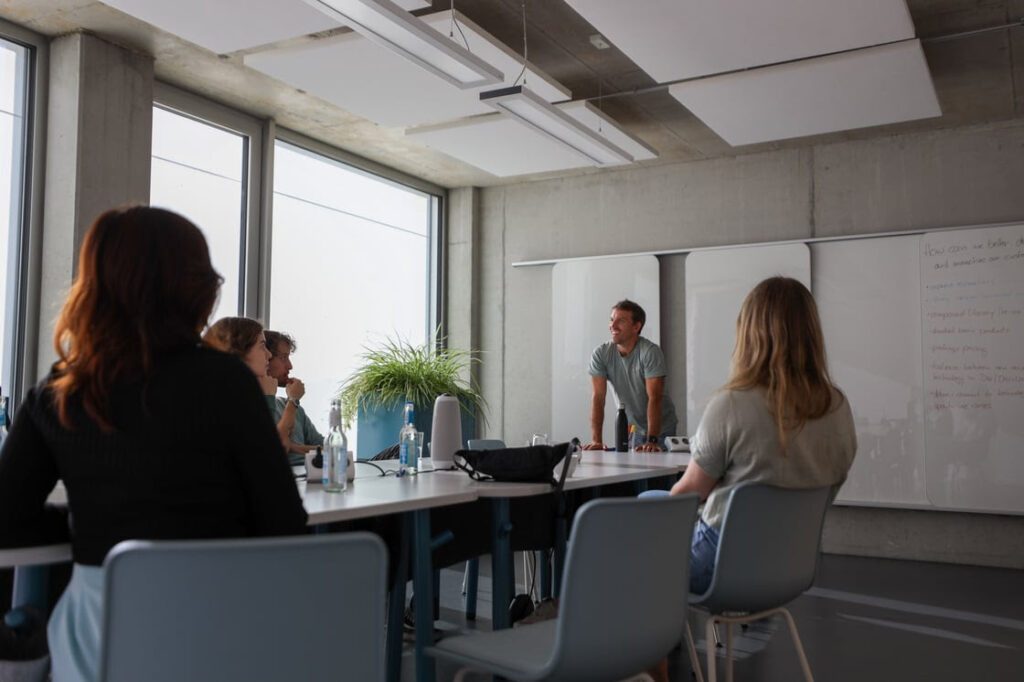 Andre in einem Workshop mit mehreren Teilnehmern