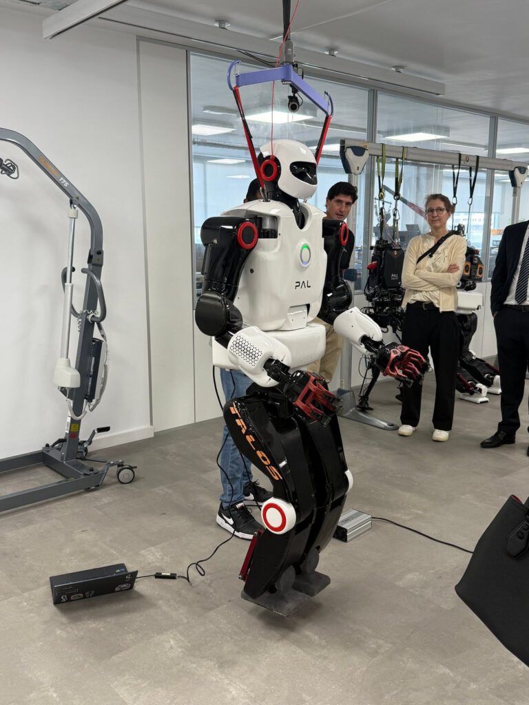 Ein aufrecht stehender Roboter aus dem Sortiment von PAL Robotics