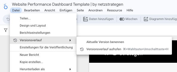 Website Performance Dashboard mit Datei-Menü Option in GA4; zeigt Versionsverlauf und Optionen, relevant für AI Overviews und Analysen.