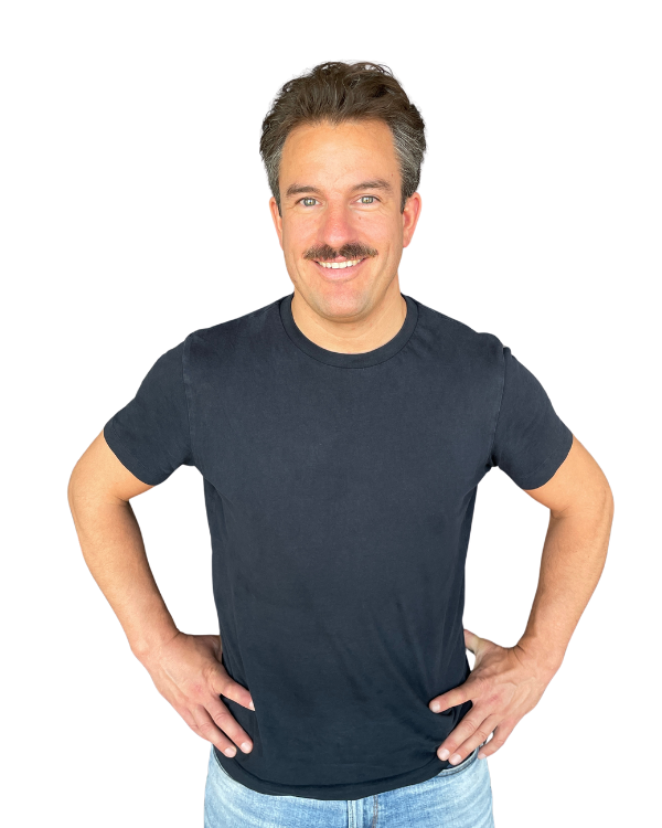 Porträtfoto von Simon Späth, der freundlich in die Kamera lächelt und ein schlichtes schwarzes T-Shirt vor einem schwarzen Hintergrund trägt.